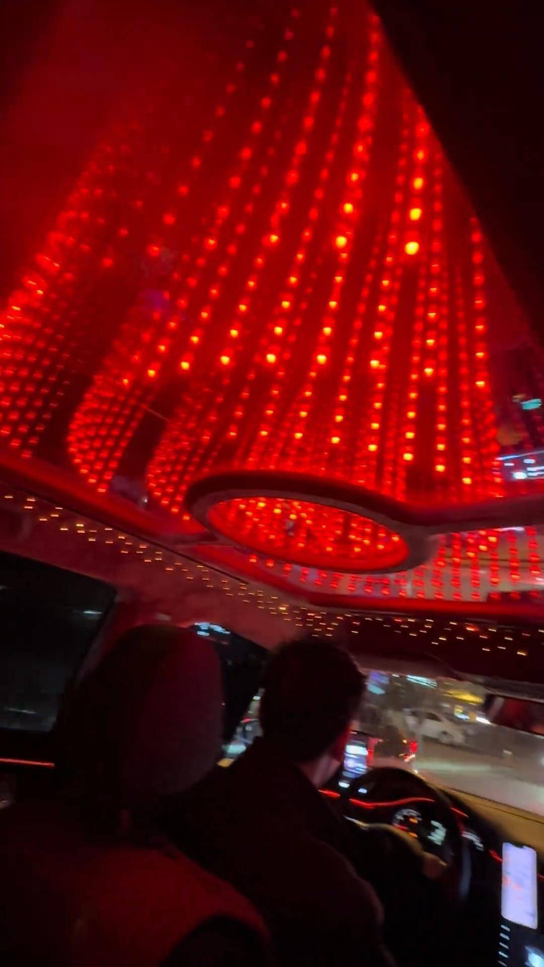 长春一女子打车遇“最炫出租车”<strong></p>
<p>ft币行情</strong>，车顶被改装为绚丽星空顶，网友：打车竟然打到了移动KTV