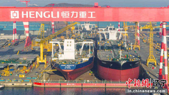 辽宁大连：4艘超大型油轮同日出坞 创造全球行业新纪录