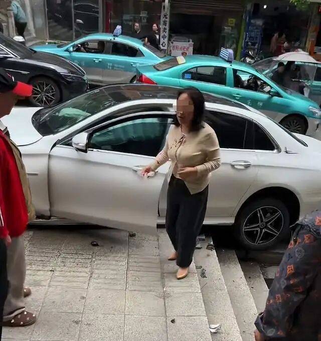 重庆57岁女医生开奔驰<strong></p>
<p>楚币</strong>，致2死6伤，警方通报称系操作不当！知情人：系主任医师，有多个专业头衔